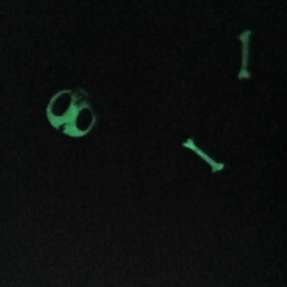 Koi Tokidoki (L) scrub top glow in the dark skull and crossbone hearts - Picture 3 of 4